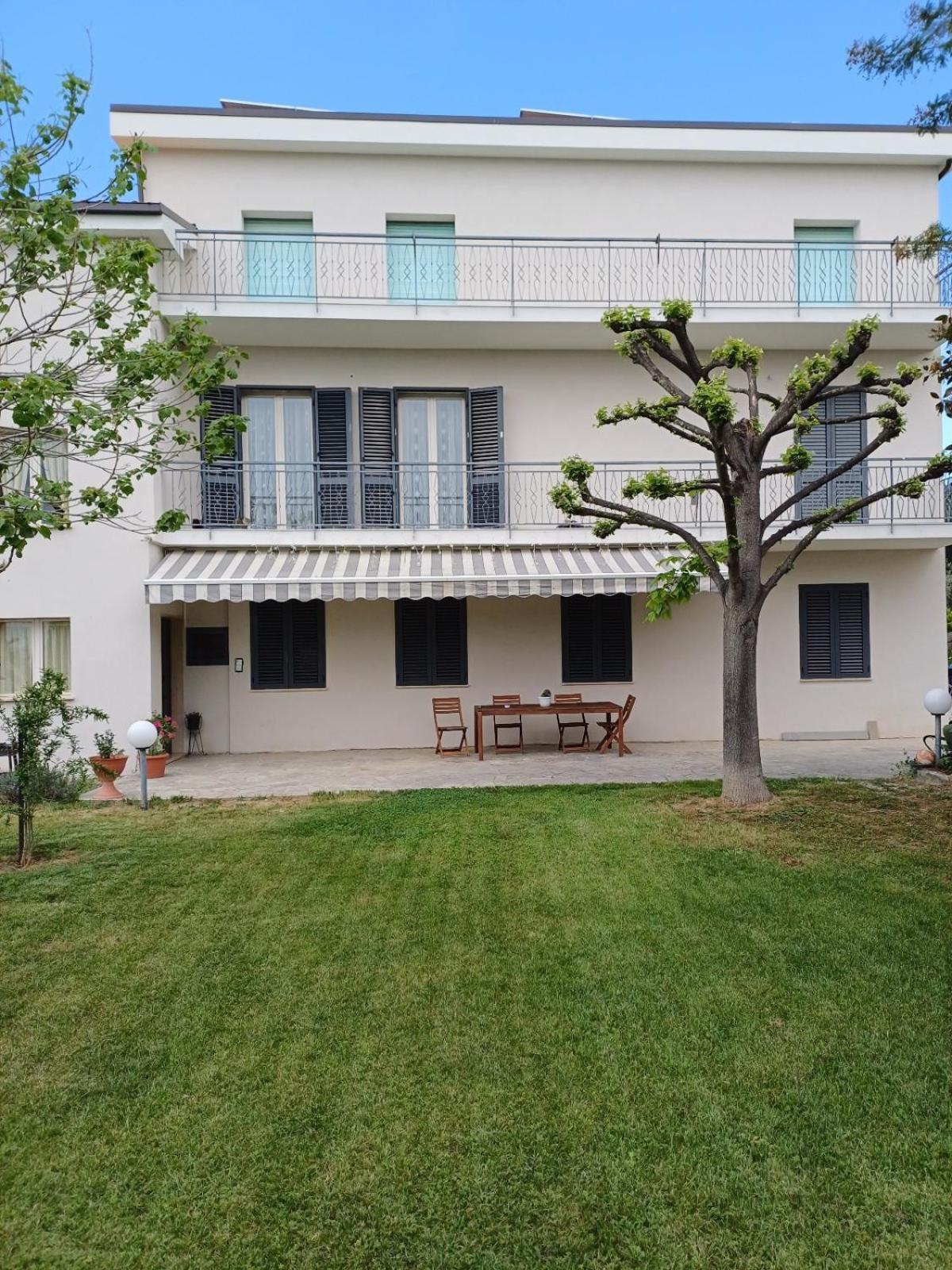La Casa Degli Ippocastani Apartment Колонела Екстериор снимка